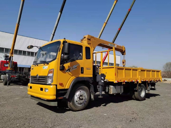 重汽5.4米货箱6.3吨随车吊