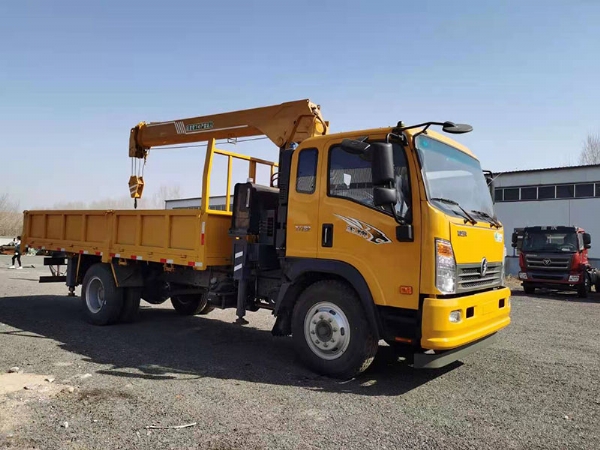 重汽5.4米货箱6.3吨随车吊